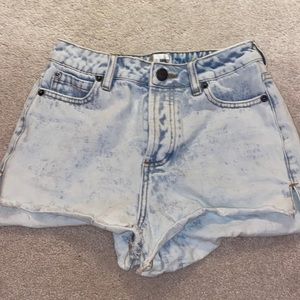 Amuse Society Light Wash Jean Shorts Size 24